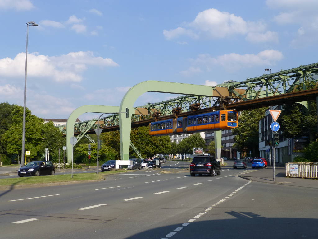 Bahn 24 in den klassischen WSW-Schwebebahnfarben über der Bundesallee in W-Elberfeld, 31.8.16