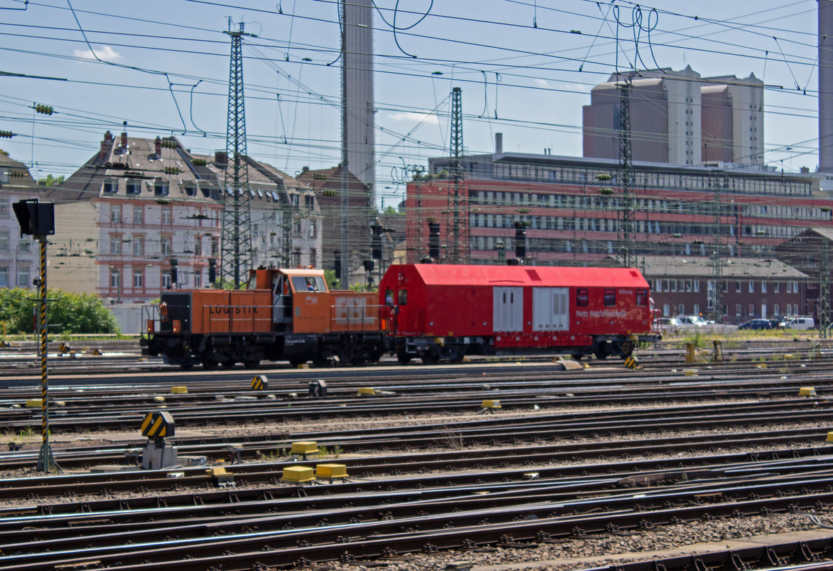BBL 20 rangiert am 20.06.18 mit einem neuen Hilfszugwagen im Gleisvorfeld des Frankfurter Hauptbahnhofs.