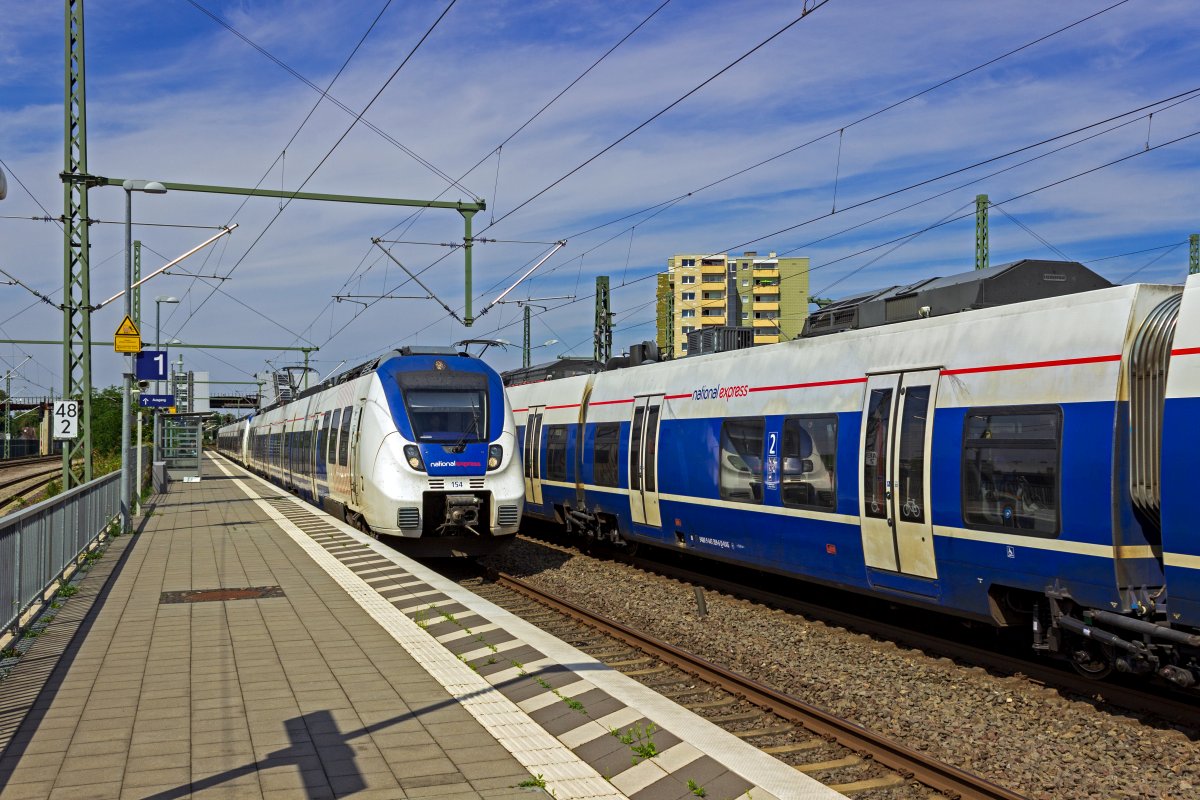 Begegnung von zwei Zgen der RB48 in Opladen: Whrend 9442 154 in Richtung Bonn einfhrt, steht 9442 359 auf dem Nebengleis zur Weiterfahrt in Richtung Wuppertal bereit.
