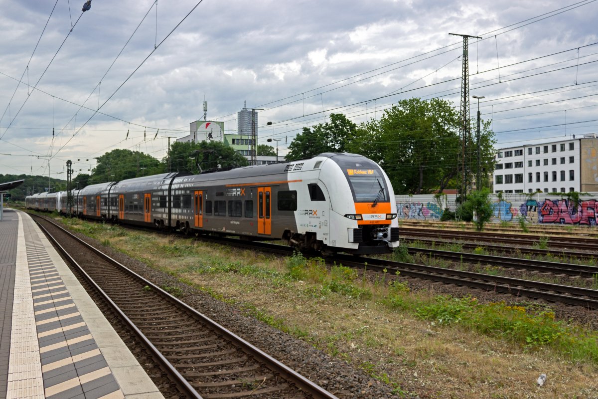 Bei der relativ dichten Zugfolge auf der Rheinstrecke kann es schon mal passieren, dass ein Zug warten muss um andere Zge nicht auszubremsen. Bevor dieser RE5 von seiner Umleitungsstrecke auf den Regelweg einbiegen kann muss ein ICE aus der Gegenrichtung durchgelassen werden.