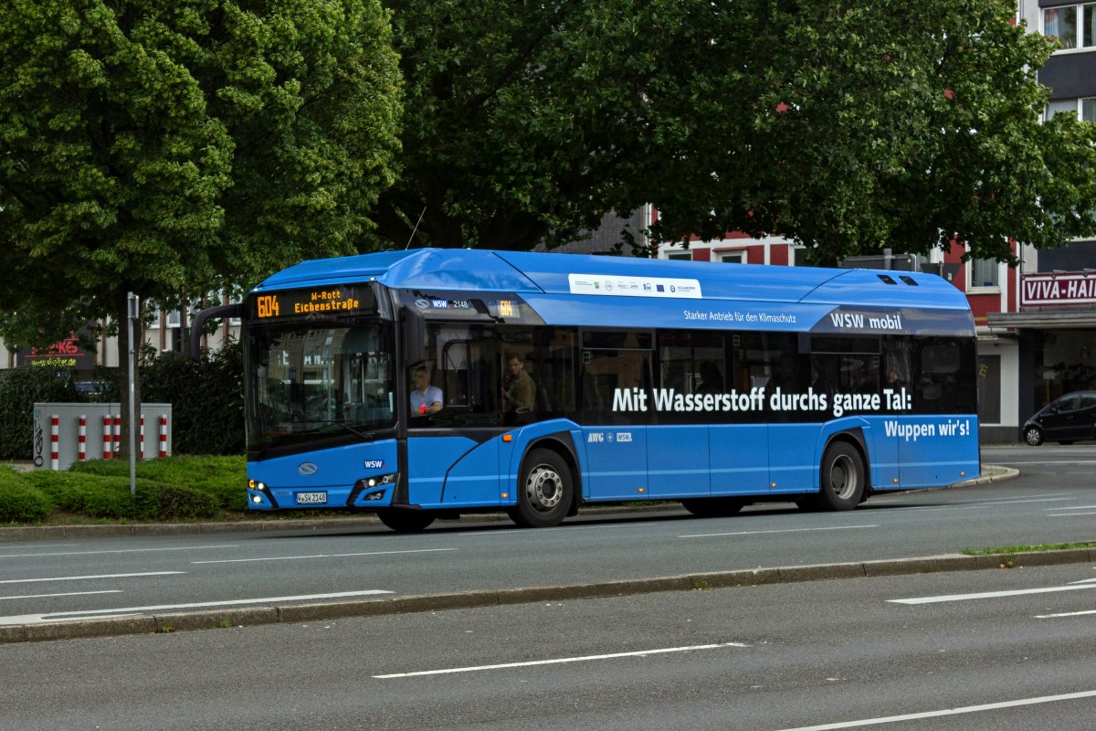 Bei den Wuppertaler Stadtwerken sind berwiegend Mercedes-Busse und einige MAN im Einsatz. Fr die zwischen 2019 und 2021 angeschafften Wasserstoffbusse kamen mit Van Hool und Solaris andere Hersteller zum Zuge. Einer der Busse von Solaris, Wagen 2148 ist hier auf der Linie 604 am Alten Markt unterwegs.