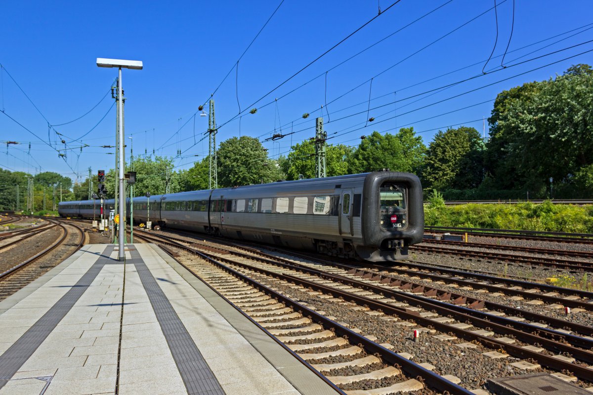 Bis zu fünf Einheiten der Gattung MF und der elektrisch angetriebenen vierteiligen Baureihe ER können im Zugverband eingesetzt werden. Auf den Verbindungen nach Hamburg werden allerdings nur zwei, beziehungsweise auf einzelnen Fahrten im Sommer drei Einheiten eingesetzt.
