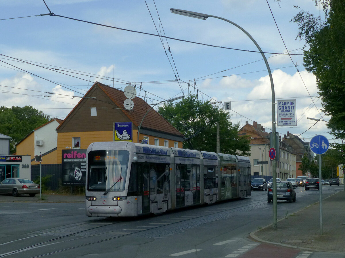 Bogestra-TW 126 Richtung GE-Horst: Der Zug erreicht gerade den Beginn des eingleisigen Abschnitts an der Haltestelle Buer Süd, wo die Straßenbahn die DB-Strecke kreuzt.