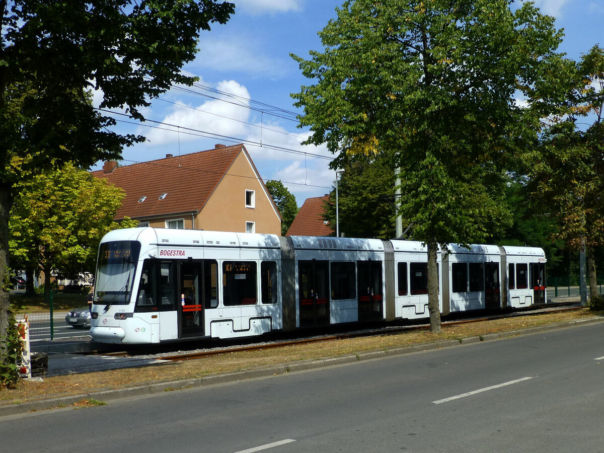 Bogestra-TW 518 wartet am 18. August 2020 an der Haltestelle Kärntener Ring auf Fahrgäste.