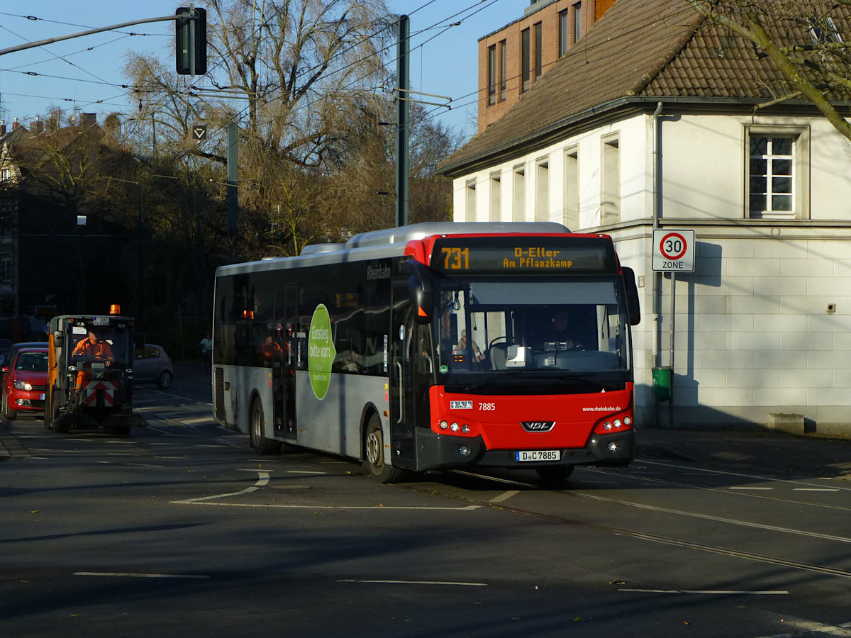 Bus 7884 auf der Düsseldorfer Linie 731, 4.12.2019. Hier, am Aufnahmeort Vennhauser Allee, ist die Endhaltestelle der Linie nur noch vier Stationen weit entfernt, im nächsten Wohngebiet.