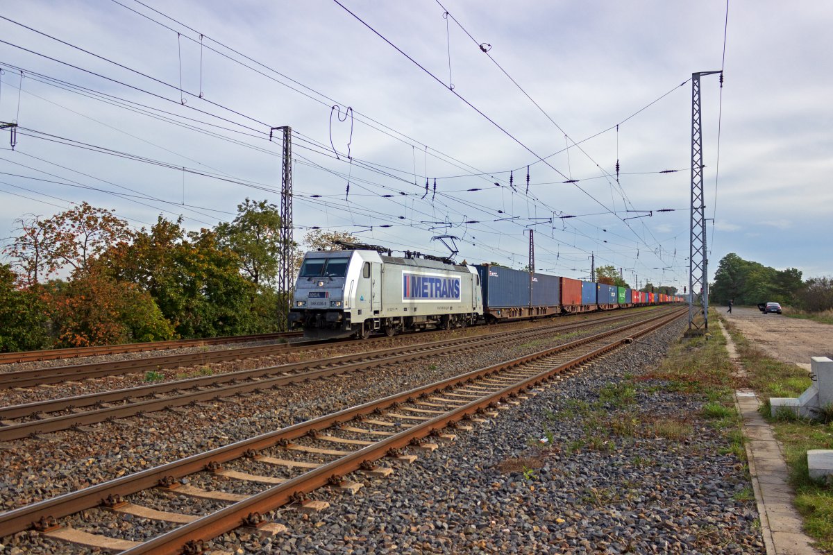Containerzge im Zulauf zu Hfen an der Nordsee, vor allem Hamburg, bilden das Kerngeschft des tschechischen Unternehmens Metrans. Deren Lokomotive 386 026 war am 13.10.2020 mit einem derartigen Zug auf dem Berliner Auenring unterwegs.