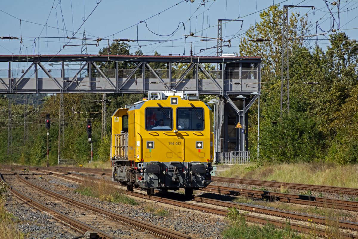 Das Gleisarbeitsfahrzeug 746 012 durchfhrt am 24.09.25 Saarmund in Richtung Osten.