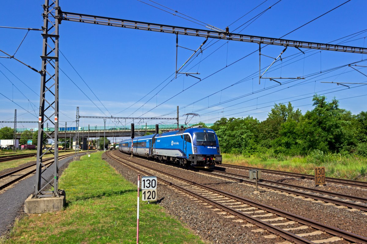 Das mittlere Gleis der zwischen Praha-Libeň und Pořičany dreigleisig ausgebauten Strecke in Richtung Koln kann flexibel in beide Richtungen befahren werden. Auf der zu diesem Zeitpunkt noch ziemlich neuen RailJet-Verbindung von Graz nach Prag beeilt sich die im Najbrt-Lack gehaltene BB-Lok 1216 250, um den leicht verspteten Zug nach Prag zu bringen.
