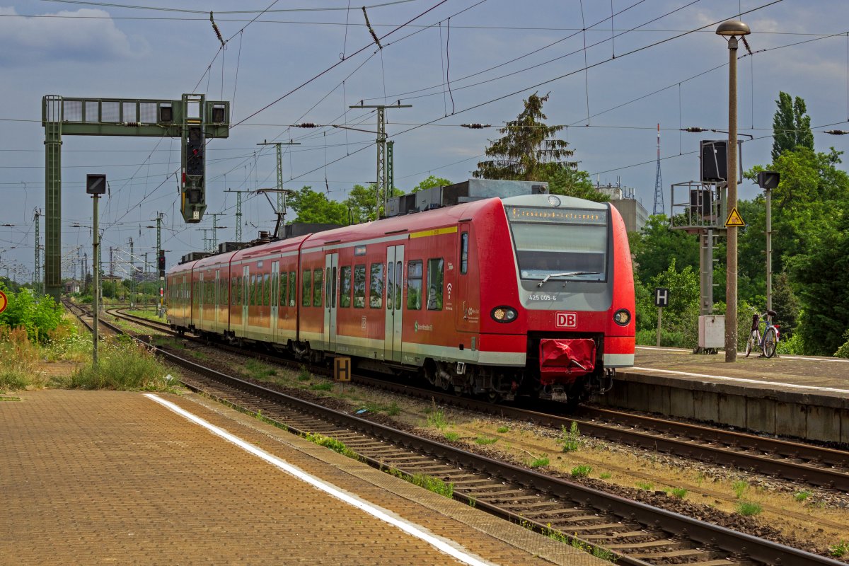 Das  Netz  der S-Bahn Mittelelbe besteht aus einer einzigen Linie, die in Nord-Sd-Richtung von Stendal ber Magdeburg nach Schnebeck fhrt. 425 005 war am 21.07.22 auf eben dieser Linie in Richtung Sden unterwegs und hlt in Krze in Magdeburg-Neustadt.