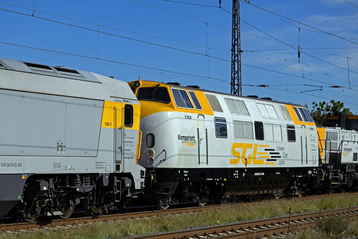 Das spannendste Fahrzeug im SGL-Lokzug lief leider etwas unfotogen zwischen den anderen Lokomotiven. 221 121 ist eine der wenigen aktiven V 200 der ehemaligen Bundesbahn. Nachdem die Lok ab Ende der 1980er ber 10 Jahre in Griechenland im Einsatz war, wurde sie nach Deutschland zurckgeholt und war anschlieend bei der Prignitzer Eisenbahn und der SGL aktiv.