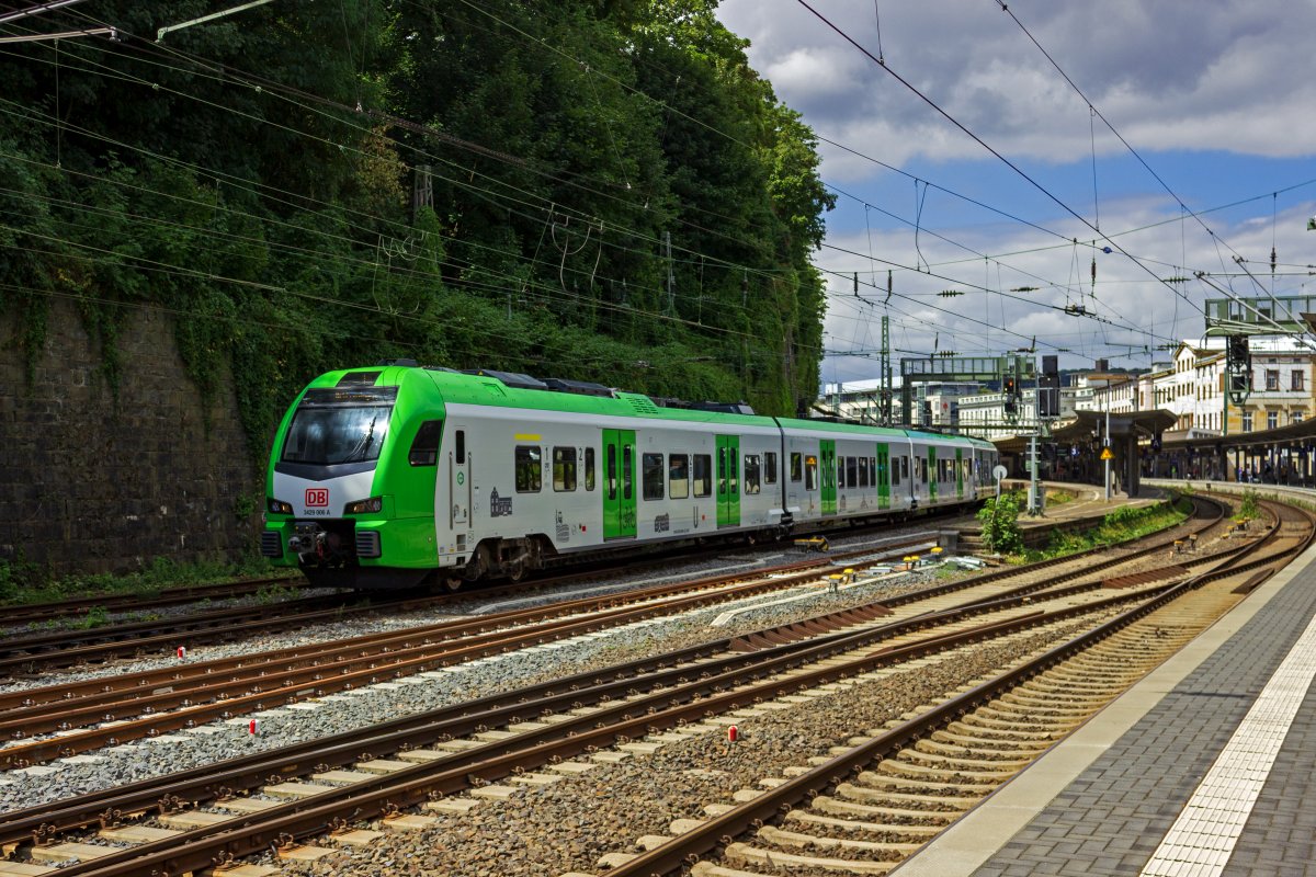 Der als S9 aus Haltern gekommene 3429 006 hat seine Linienfahrt am Wuppertaler Hauptbahnhof beendet und fährt nun leer nach Unterbarmen, wo die Wendezeit abgewartet wird.