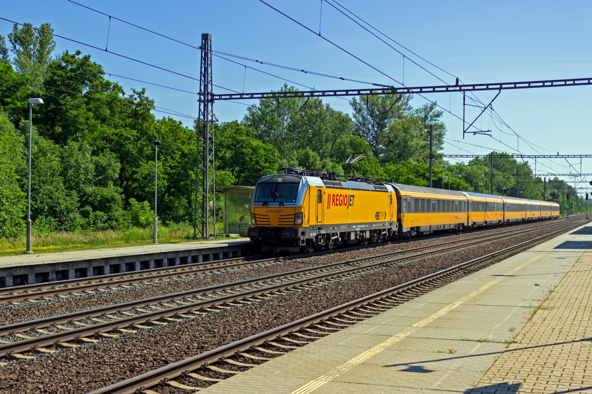 Der Anbieter RegioJet ist mit seinen gelben Zgen in Tschechien und darber hinaus zu einem bekannten Anblick geworden. Mit dem morgendlichen Zug aus Wien durchfhrt die von ELL gemietete 193 214 Praha-Běchovice.