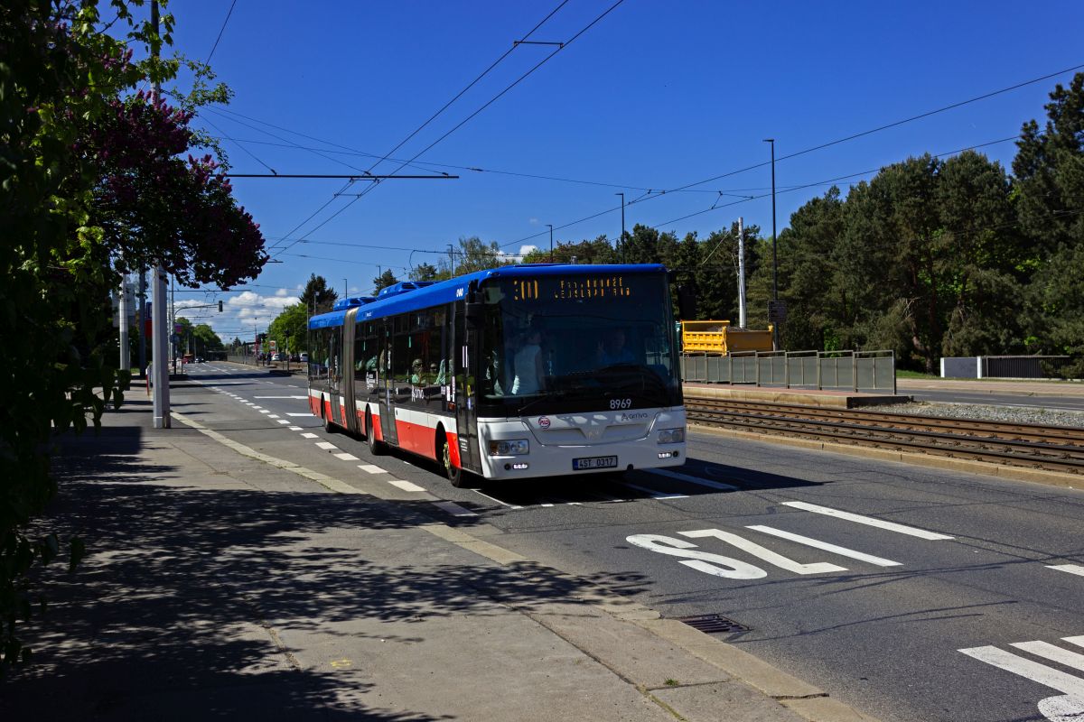 Der Busbahnhof am Ndraž Veleslavn ist Endstation fr verschiedene Linien aus dem Prager Umland. Am 27.04.24, einem Samstag wurden diese Verbindungen nur in einem dnnen Takt bedient, weshalb der aus Kladno kommende Wagen 8969 des dortigen Verkehrsbetriebs fast bis zur Kapazittsgrenze besetzt war.