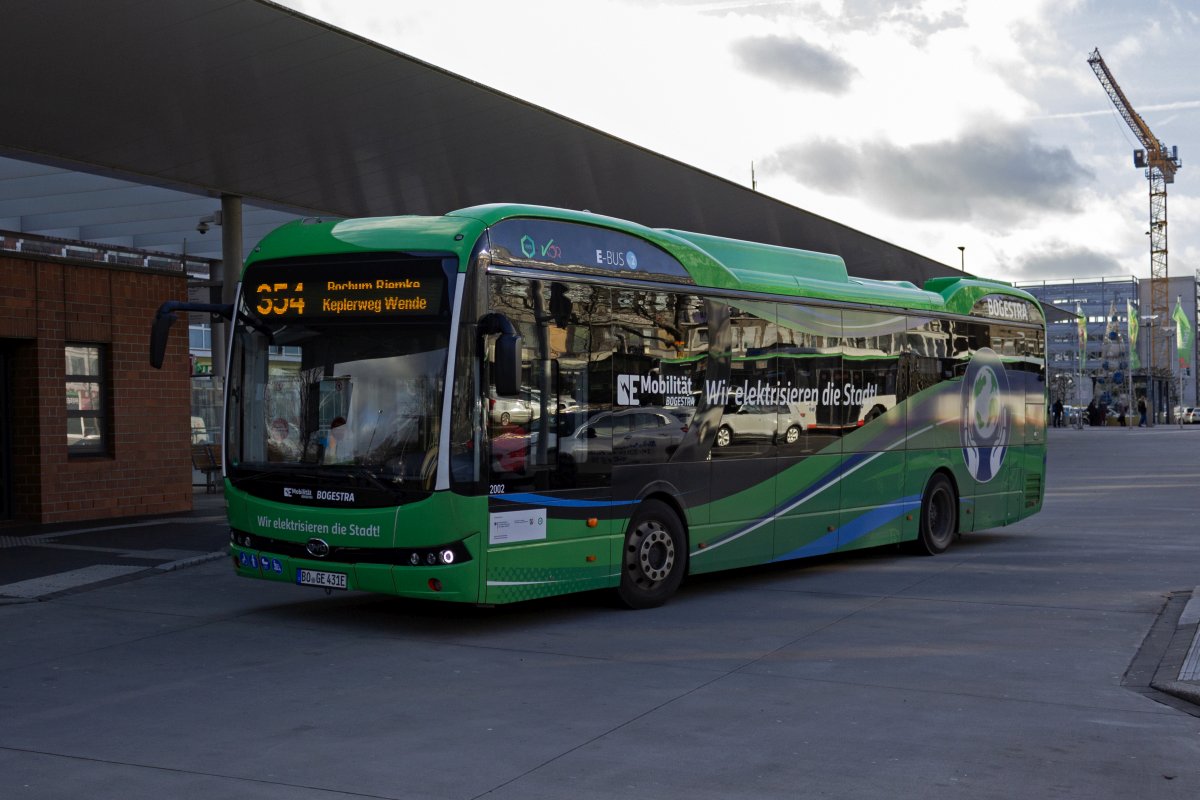 Der BYD-Elektrobus 2002 erreicht am 27.12.22 den Bochumer Hauptbahnhof.