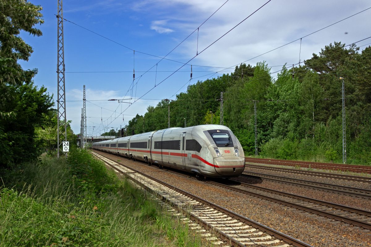 Der dritte Fernzug innerhalb von knapp fnf Minuten in Form von Triebzug 9041 fhrt am 21.05.25 durch Ludwigsfelde in Richtung Sden.
