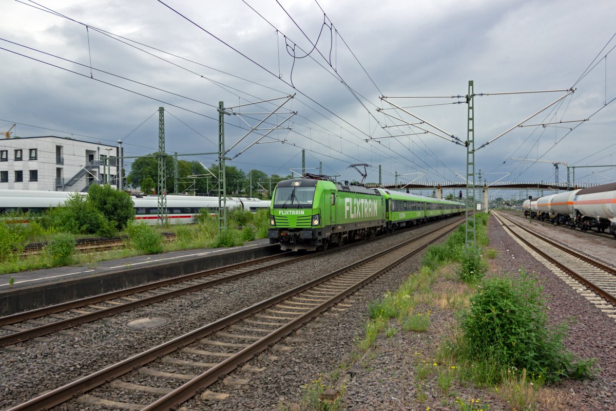Der Flixtrain von Kln nach Berlin wurde am 08.07.2021 von 193 861 bespannt, die hier gerade mit dem Zug in den Bahnhof Opladen einfhrt, wo der Zug in Richtung Hilden abbiegt.