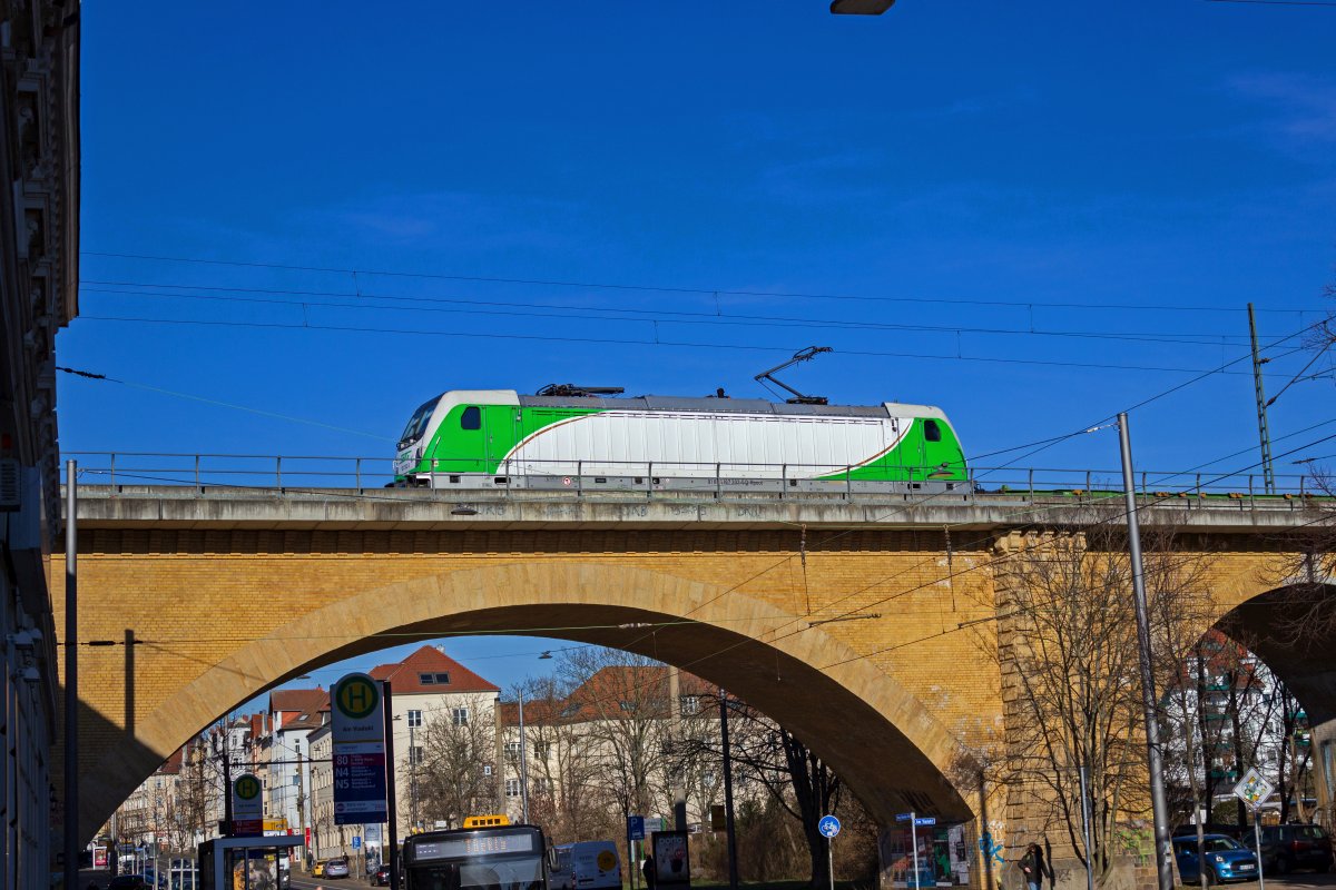 Der Leipziger Gterring berquert den Stadtteil Wahren auf einem recht langen Viadukt. Oberhalb der Tram-Haltestelle Am Viadukt ist am 07.03.2022 187 302 mit einem Gterzug unterwegs.