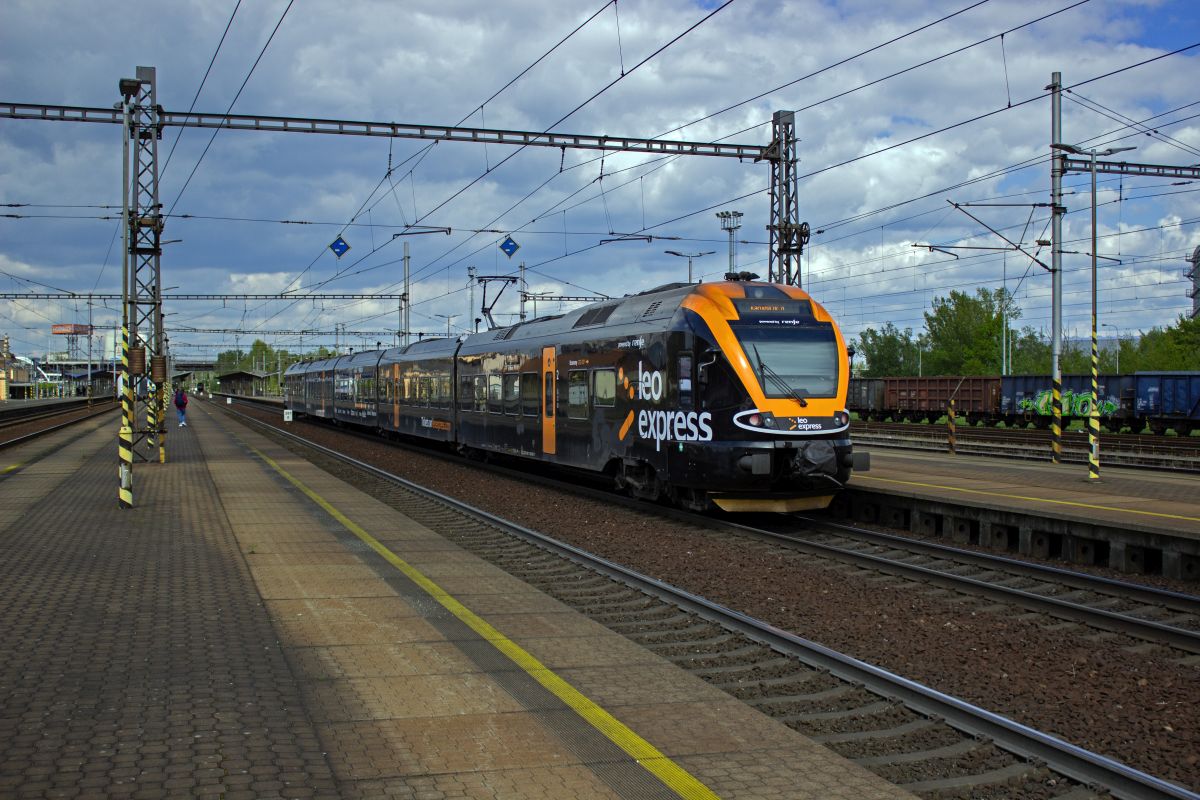 Der LeoExpress-Triebwagen 480 001, der hier als LE1257 nach Karvin� unterwegs ist, tr�gt bereits eine neue Lackierung in schwarz mit orangen statt goldenen Akzenten.