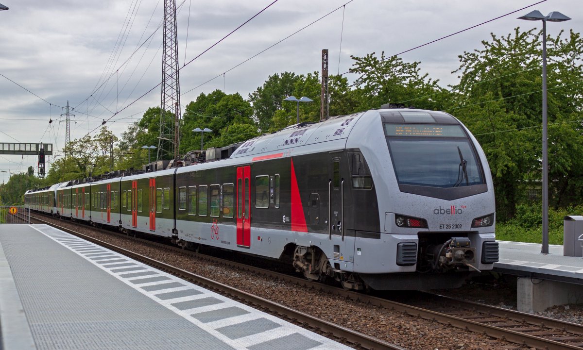 Der Mehrsystemtriebwagen 2429 002, der im internen Bezeichnungssystem von Abellio als ET 25 2302 gefhrt wird, verlsst am 16.05.19 am Ende einer Doppeltraktion in Richtung Dsseldorf Oberhausen-Sterkrade.