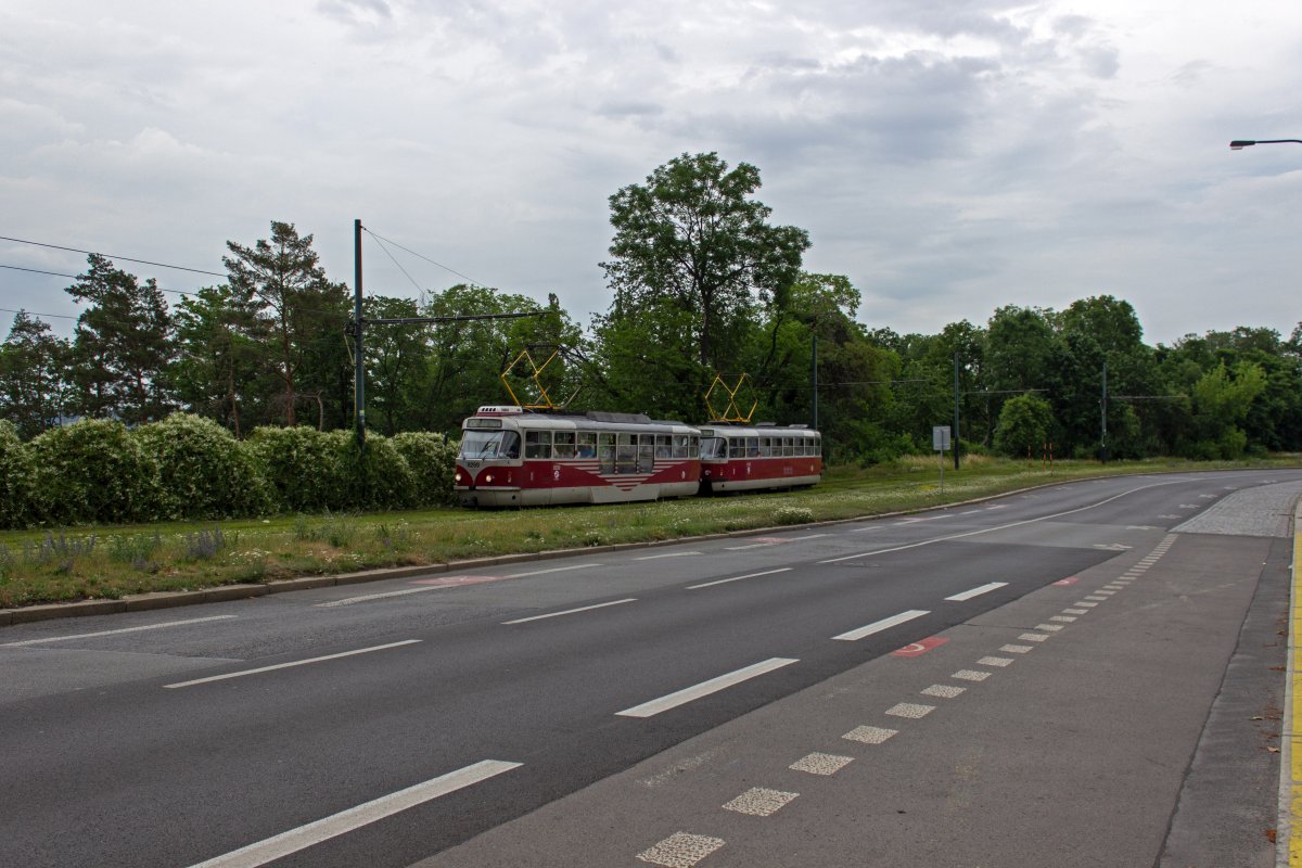 Der mit einem Niederflurteil ausgestattete Triebwagen 8269 und ein farblich angeglichener T3 mit der Nummer 8569 fahren am 22.06.19 als Linie 22 nach Bil Hora an der Prager Burg entlang.