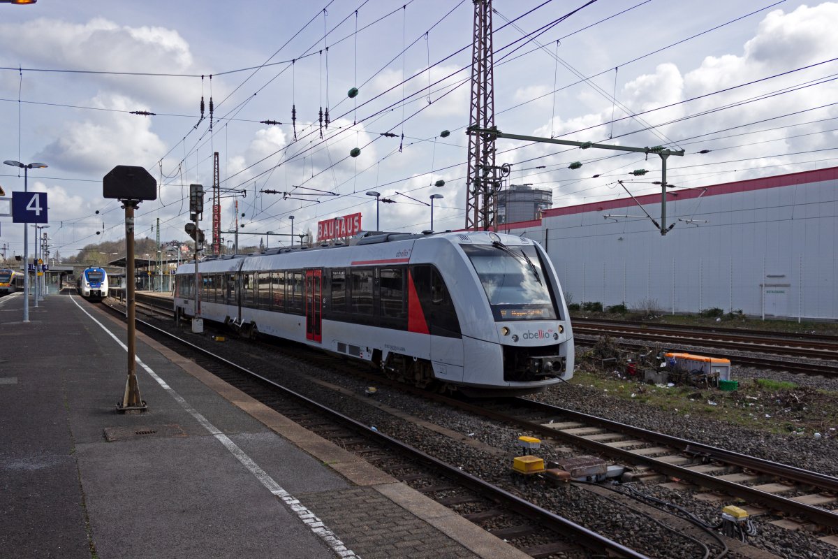 Der Nahverkehr in Wuppertal prsentiert sich mittlerweile sehr bunt. Lediglich auf der S-Bahn-Linie S8 ist noch das Verkehrsrot der DB zu finden. 1648 005 von Abellio ist am 03.04.21 auf dem Weg zum Wuppertaler Hauptbahnhof.