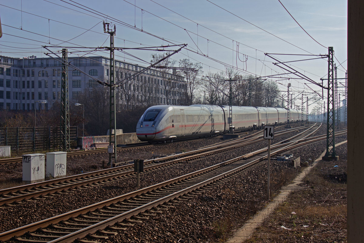 Der noch nagelneue ICE-Triebzug 9021 erreicht aus Richtung Mnchen kommend am 25.03.19 Berlin-Sdkreuz.