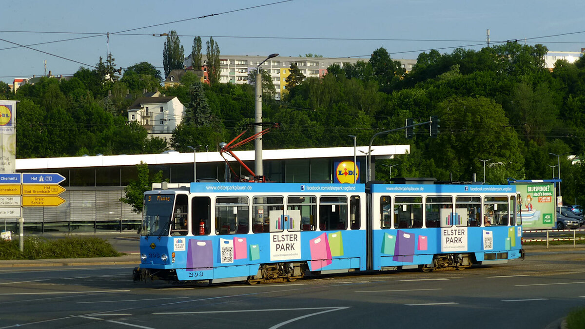 Der Plauener Wagen 203 auf der Linie 5, hier beim Einbiegen auf die Neue Elsterbrücke. 15. Juni 2021