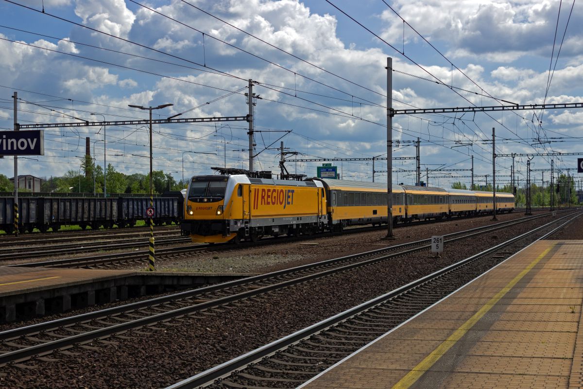 Der R 1115 aus Brno erreicht am 25.04.24 mit 388 215 an der Spitze Ostrava-Svinov.