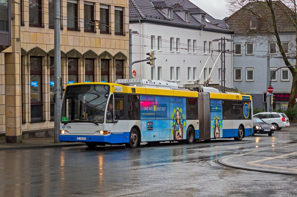 Der Solinger Hauptbahnhof liegt weitab der Innenstadt im Stadtteil Ohligs und ist mit dem Zentrum durch die S-Bahn und zwei O-Bus-Linien verbunden. Wagen 178 erreicht am 28.12.21 auf der Linie 682 den Hauptbahnhof und wird nach kurzem Aufenthalt als Linie 681 weiterfahren. Bis zum Graf-Wilhelm-Platz in der Innenstadt ist der Bus etwa eine halbe Stunde unterwegs.
