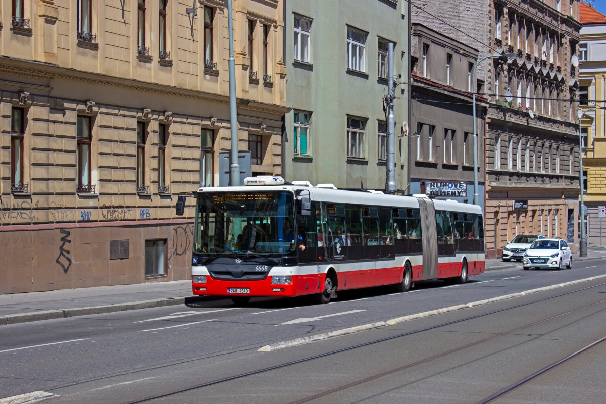 Der SOR-Gelenkbus 6668 auf der Linie 167 nach Nemocnice na Homolce nahe der Haltestelle Bertramka am 24.06.19.