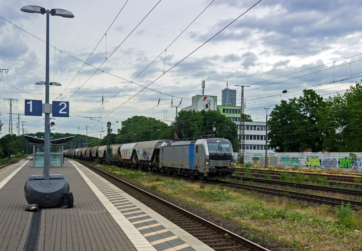 Der Vectron 193 998 von Railpool durchfhrt am 08.07.2021 mit einem Gterzug den Bahnhof Kln-West.