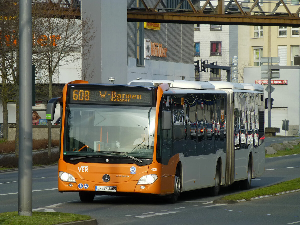 Der VER Citaro Nr. 405 kommt auf der Linie 608 bis ins Zentrum von Barmen, hier am 25. Februar 2021 auf dem Busstreifen der Friedrich-Engels-Allee am Alten Markt.