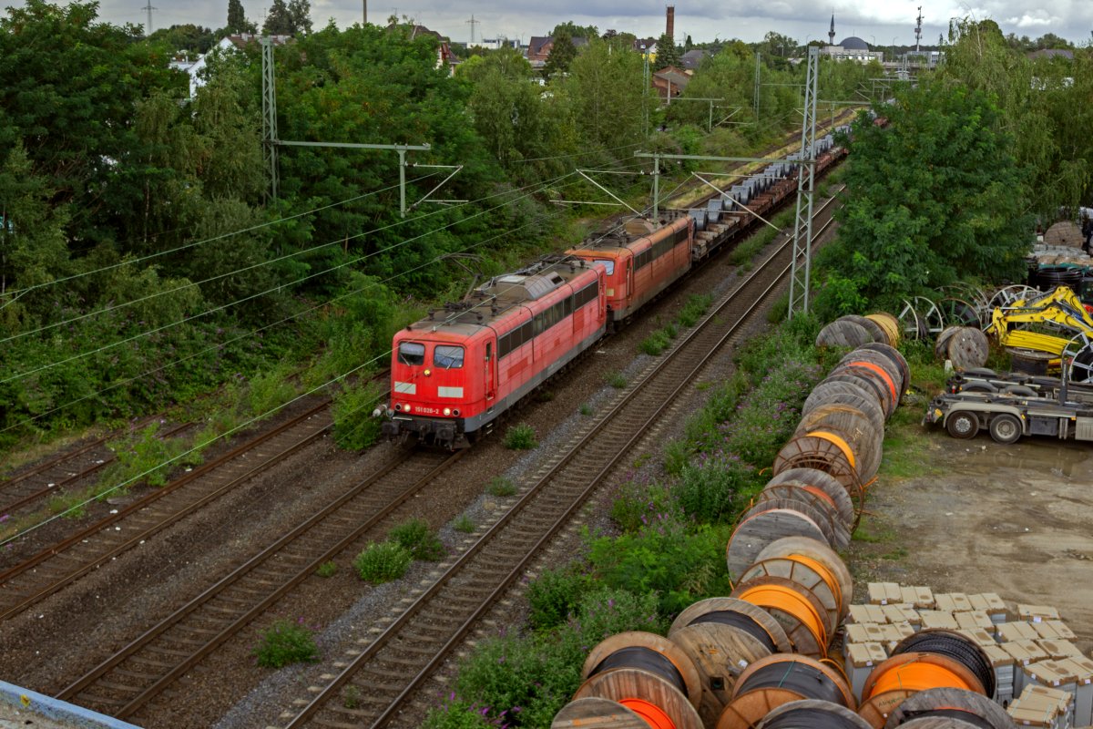 Der zwischen Oberhausen und Andernach verkehrende Coil-Zug wird seit langem von Loks der Baureihe 151 bespannt. Am 25.07.23 waren 151 026 und 151 099 mit dem Zug unterwegs, fr den in Ratingen West ein weiterer Spotter punktgenau fr wenige Minuten auftauchte und nach der Durchfahrt des Zuges direkt wieder ging.