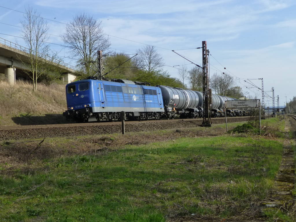 Die 151 007 (Baujahr 1973) fährt inzwischen in Blau für die EGP, hier am 31.3.17 bei Salzderhelden.