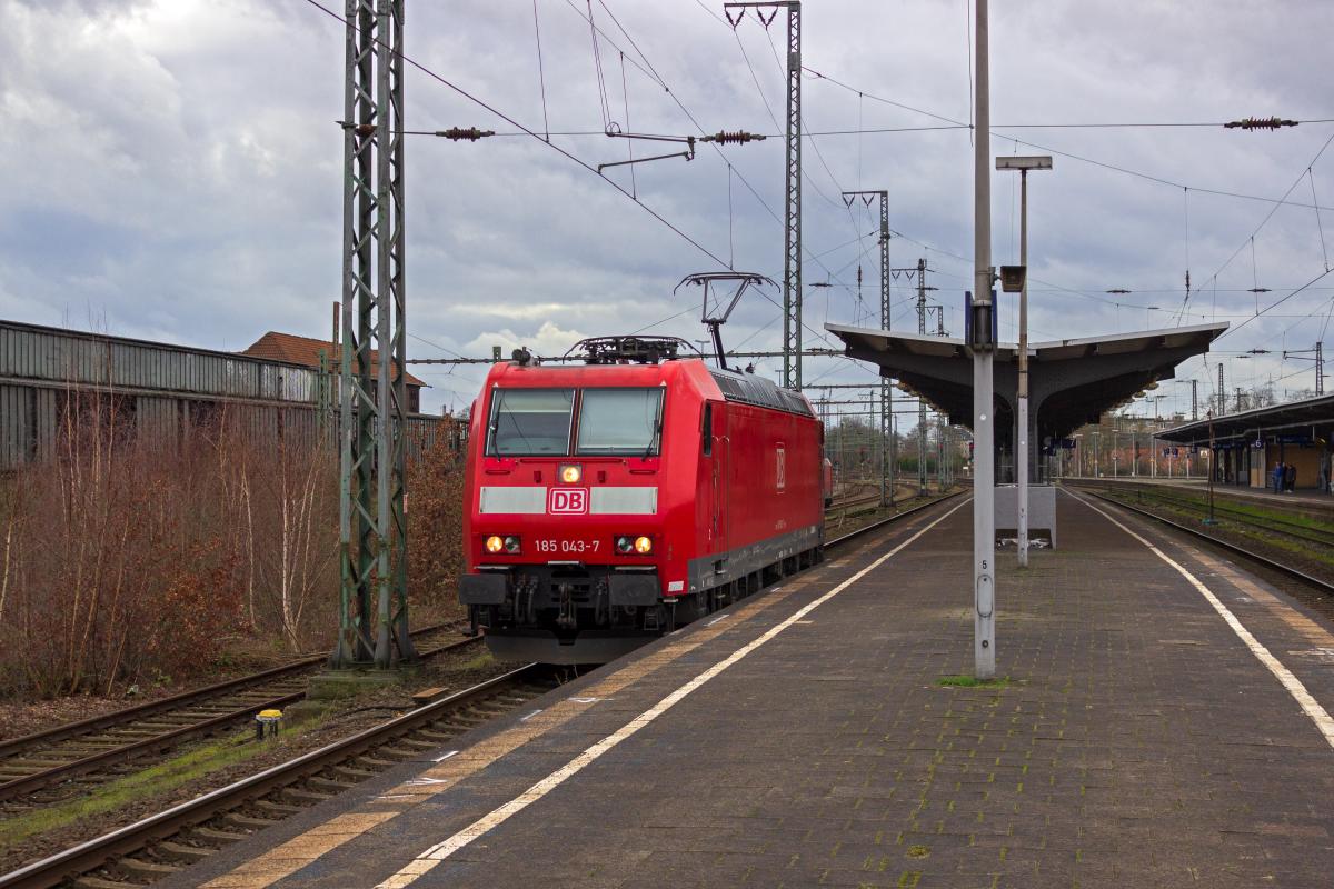 Die 185 043 hat das Abstellgleis hinter den Wanne-Eickeler Bahnsteiggleisen verlassen und ist vermutlich auf dem Weg in den Gterbahnhof.