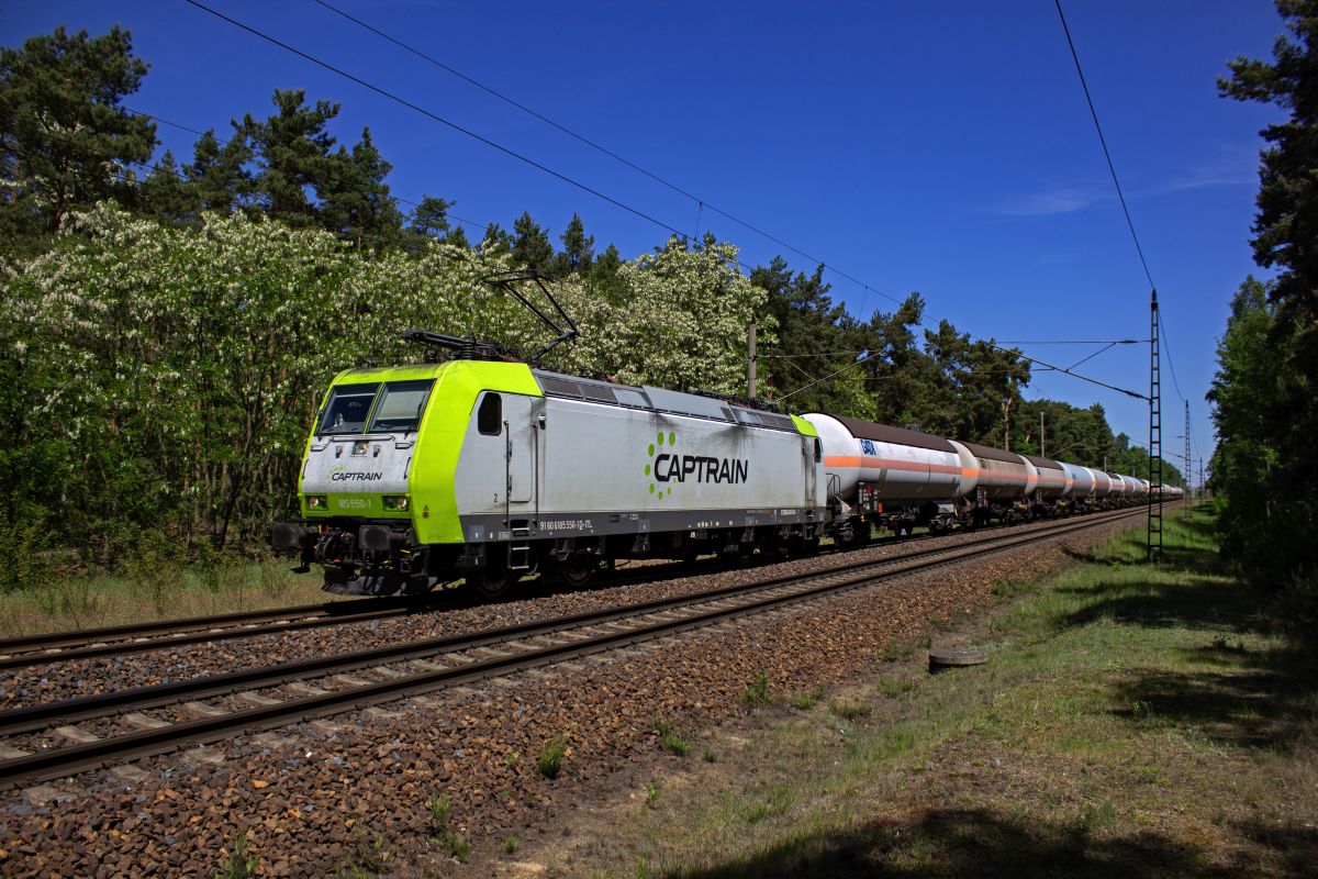 Die 185 550 von Captrain fhrt am 21.05.2025 mit einer langen Schlange Kesselwagen bei Ludwigsfelde-Struveshof in Richtung Westen.