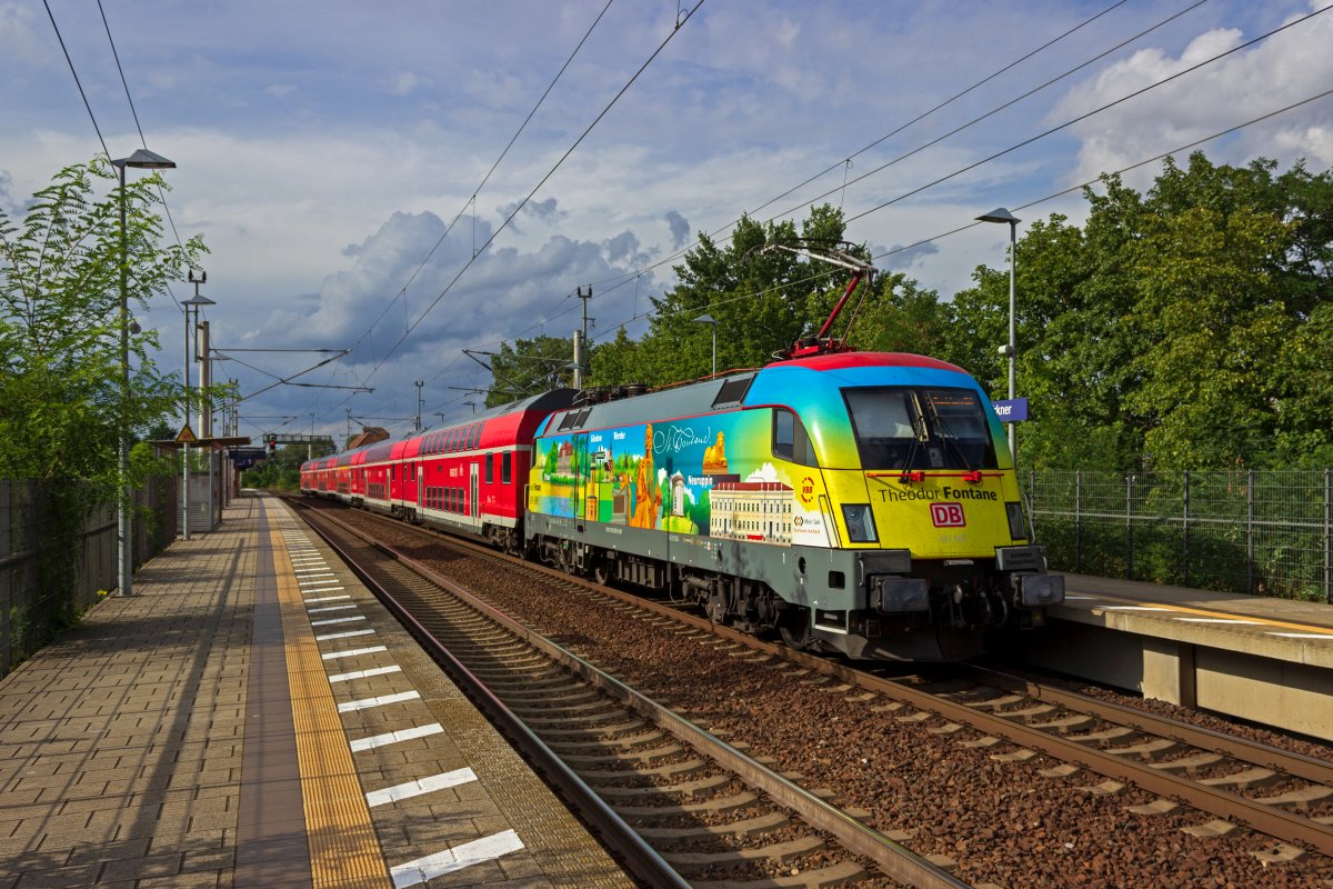 Die an Theodor Fontane erinnernde Werbelok 182 005 steht am 28.08.2020 mit einem RE nach Magdeburg in Erkner.