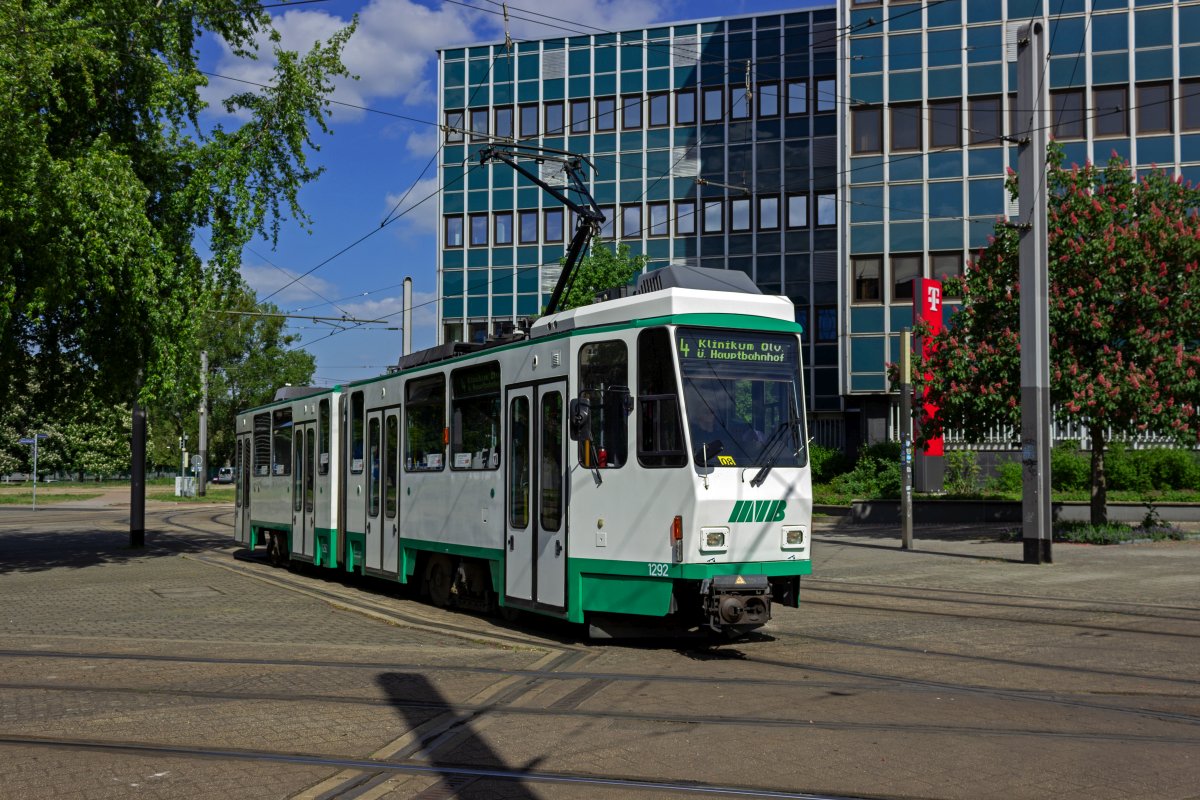 Die aus Berlin angekauften KT4D-Triebwagen kommen an Schultagen regelmig zum Einsatz. TW 1292 war am 17.05.23 auf der Linie 4 anzutreffen.