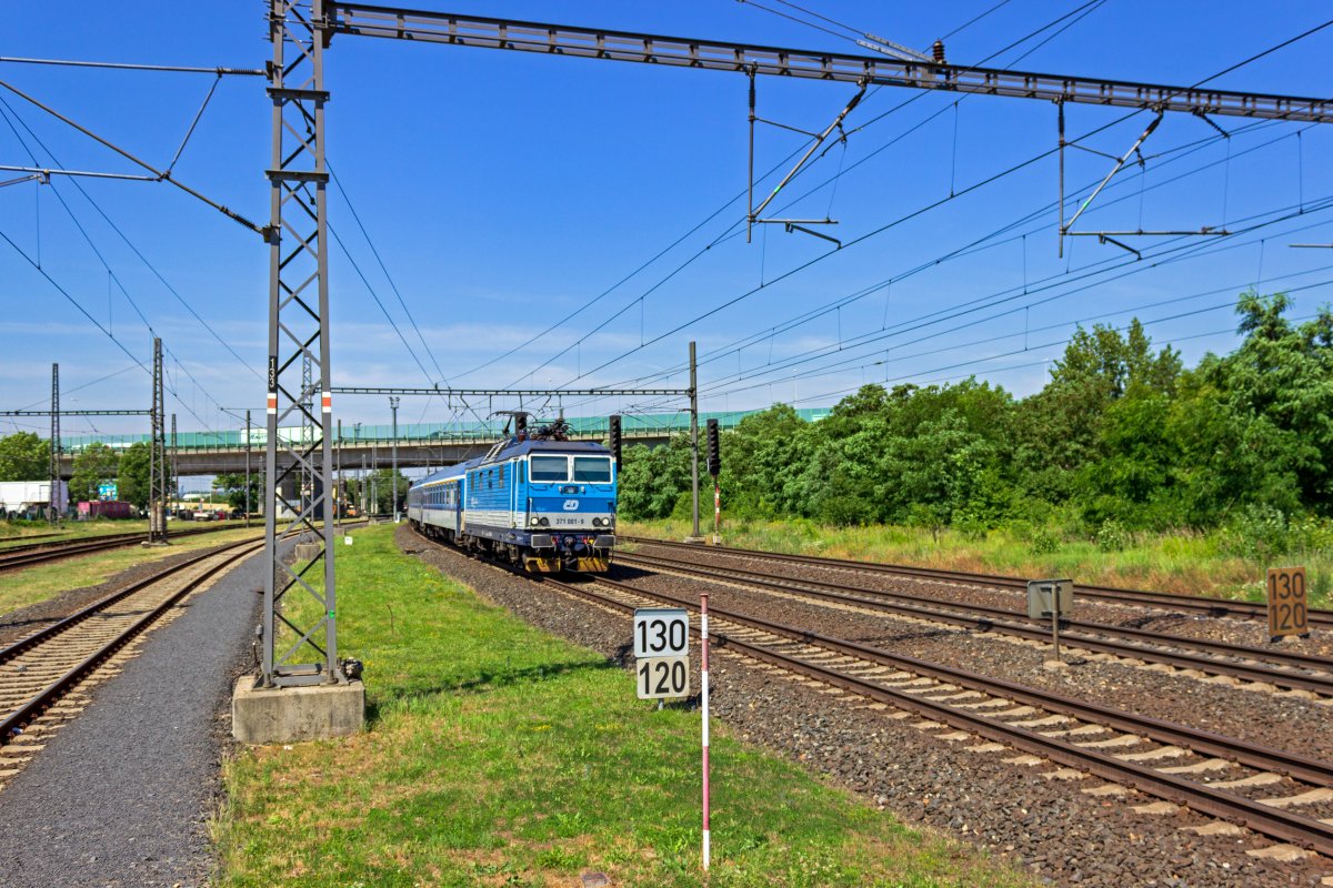 Die Baureihe 371 ist die (in Tschechien) einzige Variante dieser koda-Baureihenfamilie, die 160 km/h schnell ist. Zumindest auf Teilstrecken der Ost-West-Magistrale von Prag in Richtung Přerov kann dieses Tempo auch ausgefahren werden. 371 001 ist mit R889 nach Luhačovice in Praha-Běchovice unterwegs und kann wenige Augenblicke spter auf die Hchstgeschwindigkeit beschleunigen.