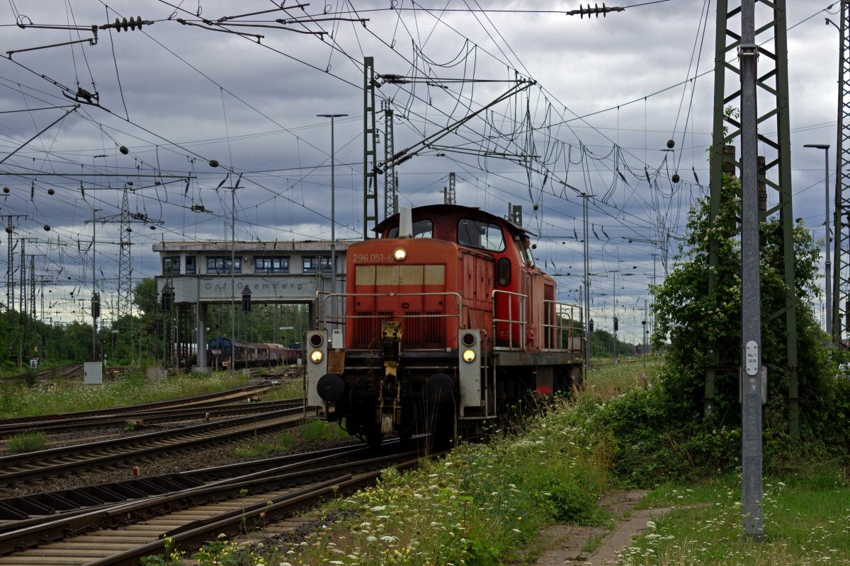 Die Berglok 296 051 war am 31.07.23 mit Rangierarbeiten in der Einfahrgruppe in Gremberg beschftigt. Beim Umsetzen auf ein anderes Gleis kam die Lok ins nrdliche Gleisvorfeld gefahren.