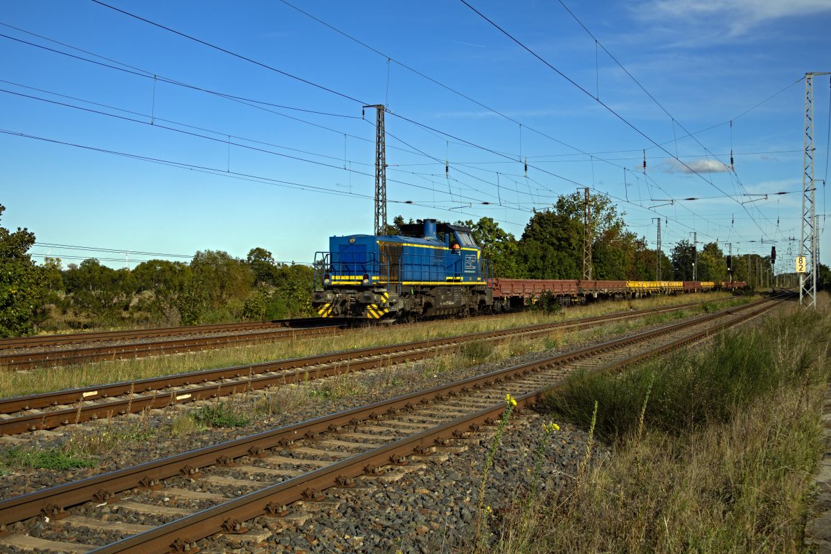 Die blau/gelbe Farbe der 277 402 verrät, dass die Lok den größten Teil ihrer Laufbahn bei der Mittelweserbahn verbracht hat. Seit Ende 2024 gehört die Lok der Firma ESL aus Lübbenau im Spreewald, die über einen kleinen Bestand verschiedener Diesellokomotiven verfügt Die blau/gelbe Farbe der 277 402 verrät, dass die Lok den größten Teil ihrer Laufbahn bei der Mittelweserbahn verbracht hat. Seit Ende 2024 gehört die Lok der Firma ESL aus Lübbenau im Spreewald, die über einen kleinen Bestand verschiedener Diesellokomotiven verfügt