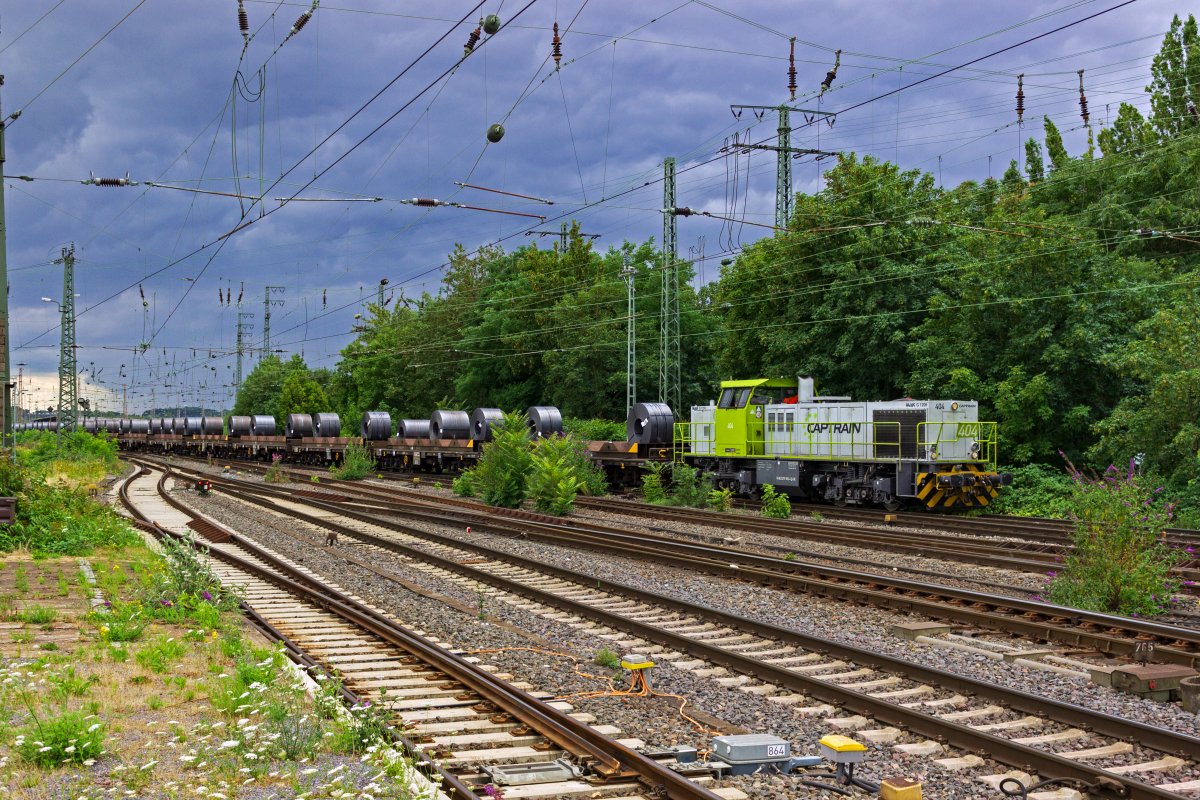 Die Captrain-Lokomotive 404 (98 80 0275 905) befrdert am 26.07.23 einen Gterzug mit Stahlcoils in den Hammer Hafen.