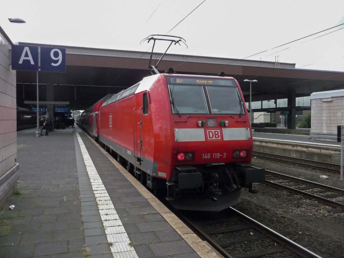 Die ehemals Frankfurter 146 119 macht sich mittlerweile auf dem RE 2 nützlich. Hier erreicht sie Düsseldorf.