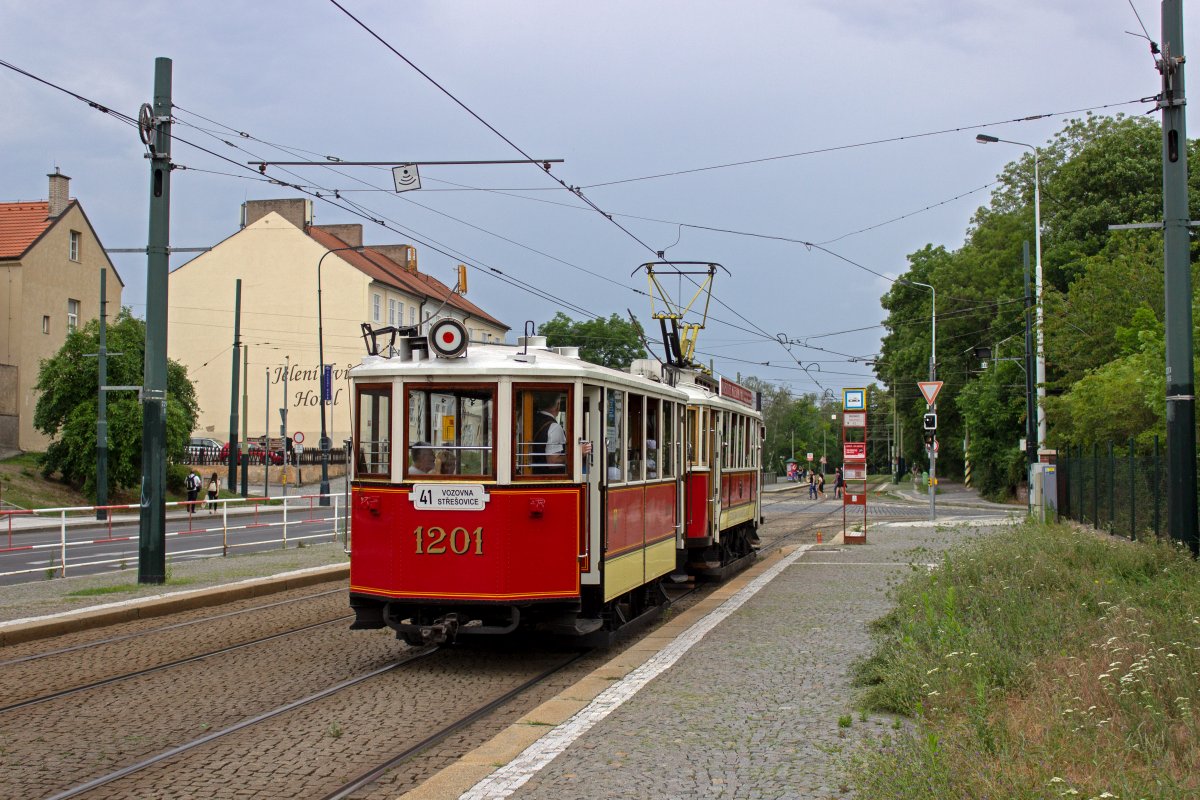 Die Fahrten der Linie 41 beginnen und enden im Betriebshof Střeovice. Um dort hin zu gelangen biegt die historische Garnitur an der Haltestelle Brusnice nach rechts in eine kurze Betriebsstrecke ein, die eine Verbindung zu dem an der in kurzer Distanz verlaufenden Parallelstrecke gelegenen Museum darstellt.