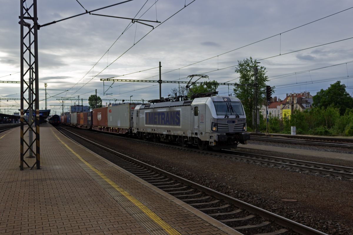 Die Firma Metrans hat ihren Hauptsitz in Prag und nutzt den Gterbahnhof Uhřněves als wichtigen Umschlagpunkt. Ob 383 403 mit ihrem Containerzug dorthin unterwegs ist, kann ich nicht sicher sagen, von der Richtung her wrde es aber passen.