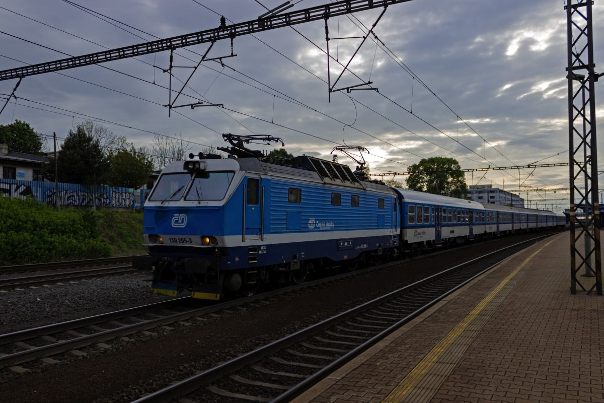 Die flchendeckende Einfhrung von ETCS in Tschechien und die Anschaffung zahlreicher Vectron-Lokomotiven fr den Personenverkehr bedeuten das Ende fr den Einsatz der Baureihen 150 und 151 aus den 1970er-Jahren. Im Jahr 2024 waren die letzten 150 in Prag bereits nur noch mit einigen Zgen in der Hauptverkehrszeit unterwegs. 150 205 verlsst hier mit Sp1529 nach Kutna Hora Praha-Libeň. Diese Leistungen werden mittlerweile mit neuen RegioPanther-Triebzgen gefahren.