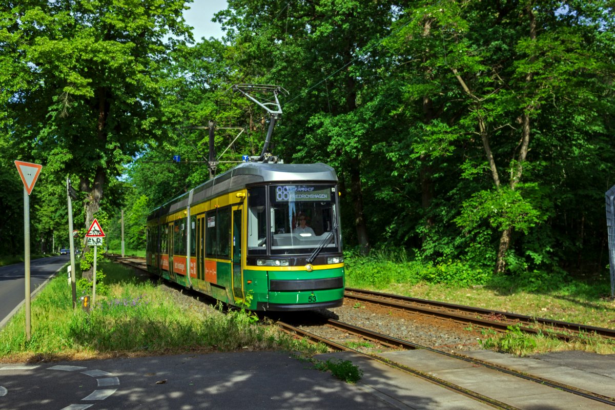Die von Friedrichshagen bis Rdersdorf durchfahrenden Umlufe der SRS werden mit Skoda-Triebwagen und Tatra KTNF6 bedient. Wagen 53, der als einziger Artic fabrikneu nach Schneiche kam, hat am 31.05.23 soeben Berliner Stadtgebiet erreicht.
