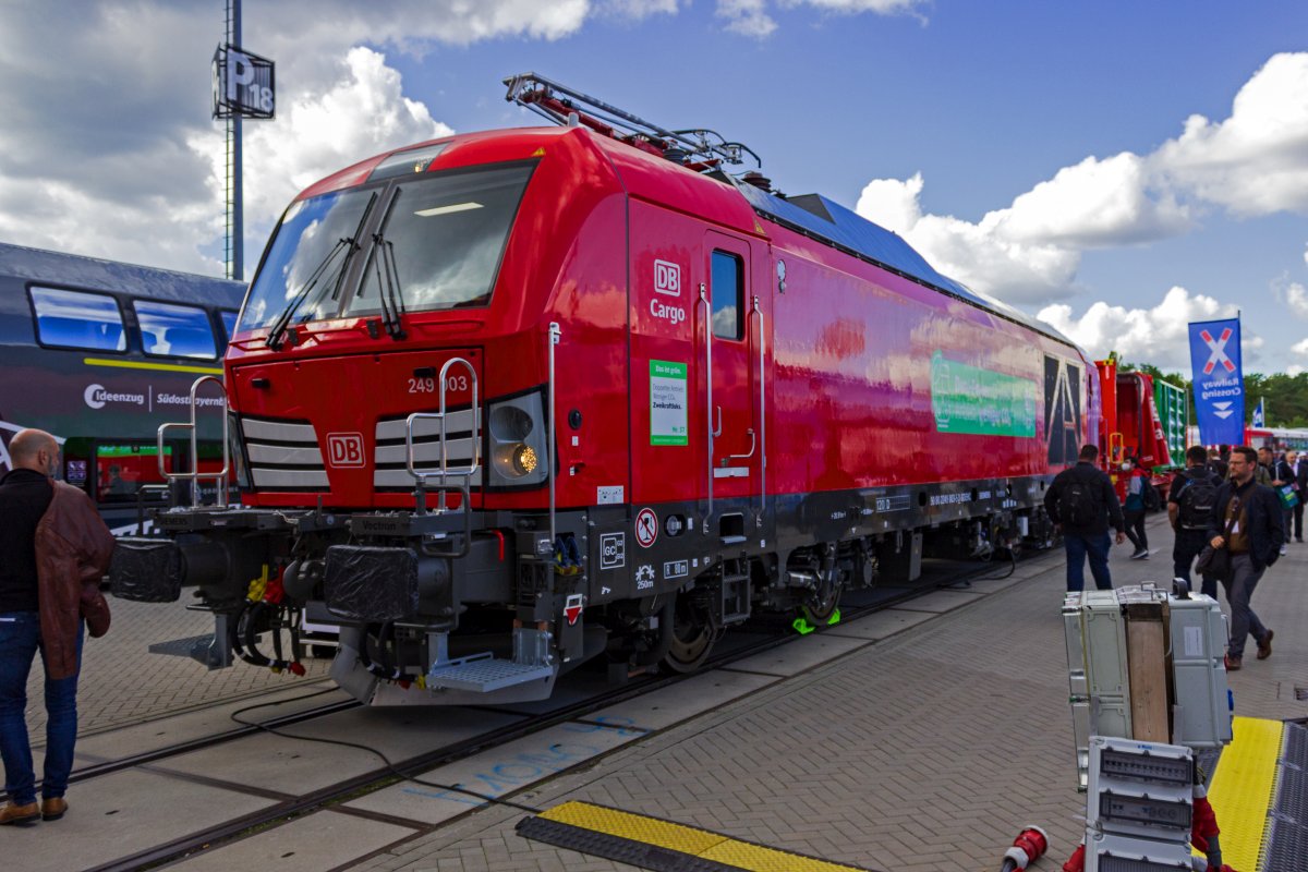 Die fr DB Cargo vorgesehene 2249 003 vom Typ Siemens Vectron DualMode light auf der InnoTrans 2022.