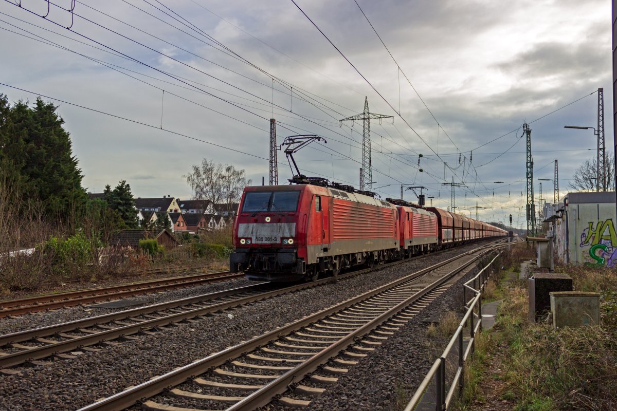 Die fr den grenzberschreitenden Gterverkehr in Richtung Niederlande zugelassenen Loks der Baureihe 189 befrdern zahlreiche Zge durch Lintorf, da diese Verbindung zum Beispiel fr Zge zum Rotterdamer Hafen genutzt wird. 189 081 und 189 088 sind mit einem Zug in Richtung Norden unterwegs.