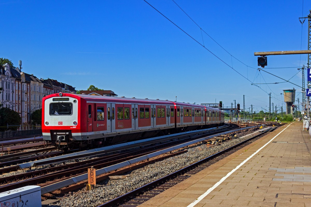 Die Hamburger Linie S11 nutzt den Tiefbahnhof in Altona als Spitzkehre, sodass diese Zge im Abstand weniger Minuten wieder aus dem Untergrund auftauchen. So auch diese Garnitur aus zwei 472.